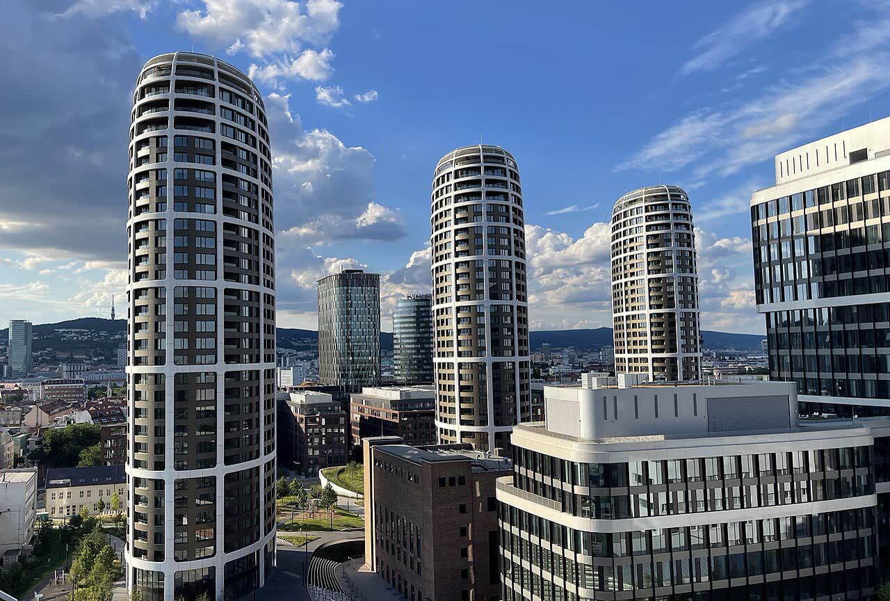 Veže Sky Park a downtown Bratislavy
