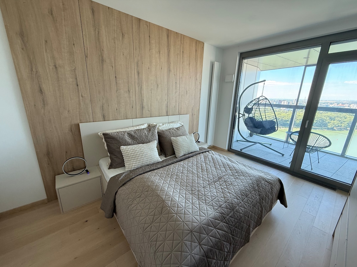 Spálňa bytu Eurovea Tower s presklenou stenou