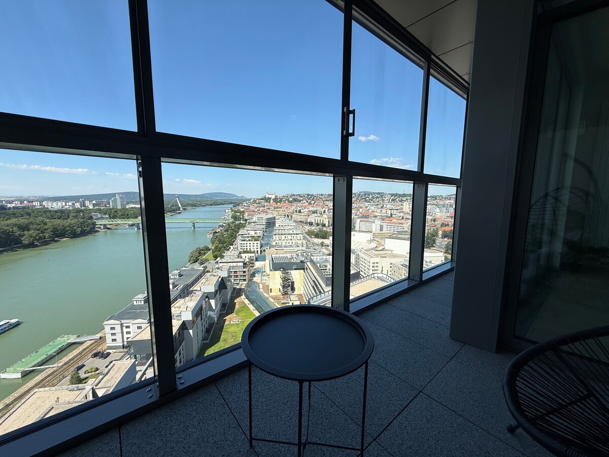 Presklená loggia bytu Eurovea Tower s výhľadom na Dunaj a mesto