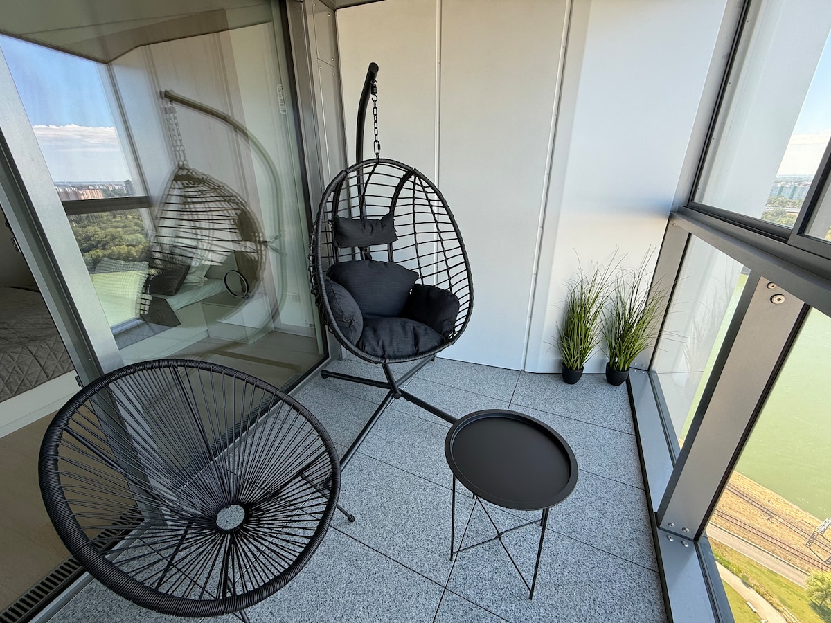 Závesné kreslo na loggii bytu Eurovea Tower