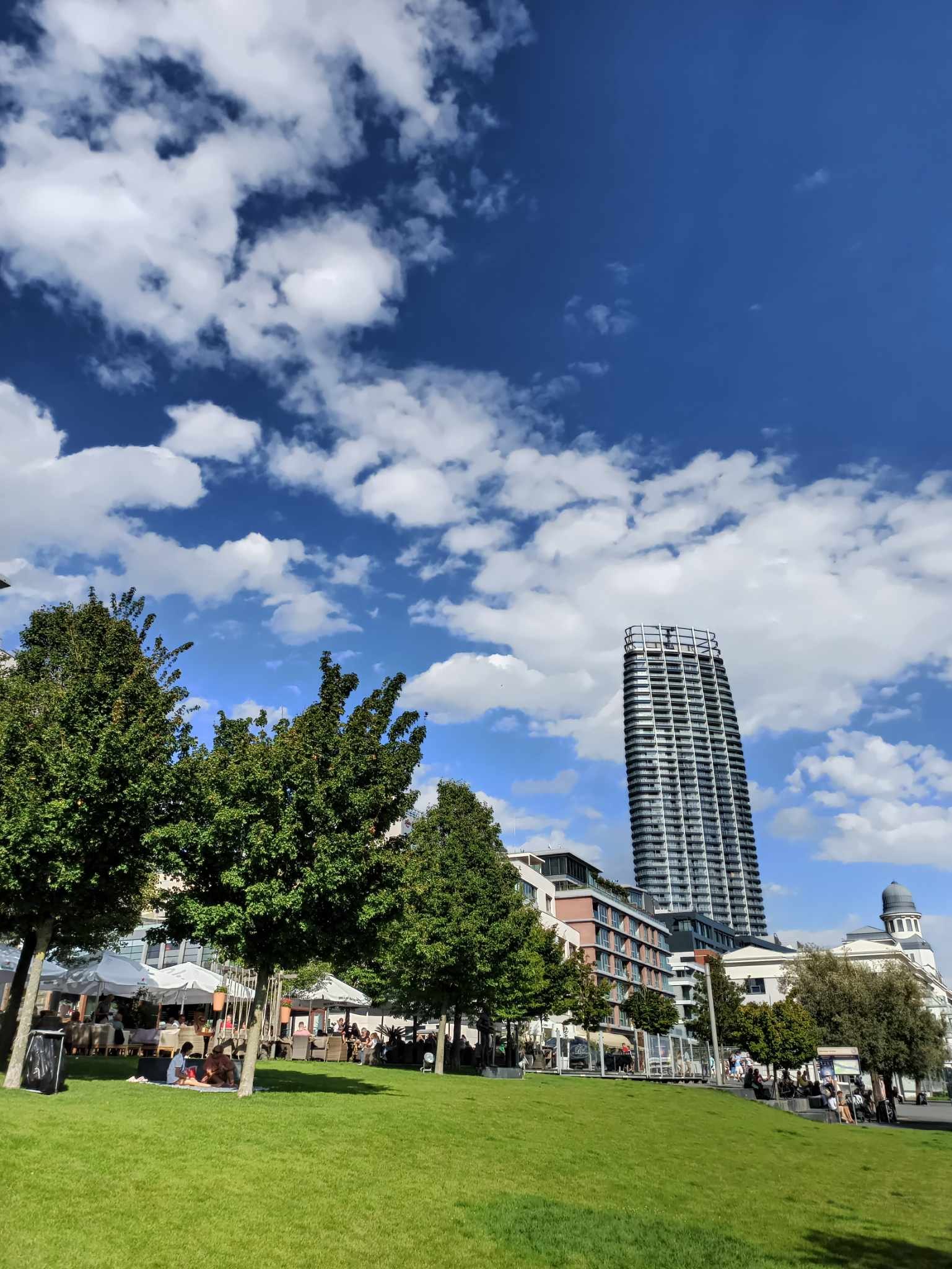 Eurovea Tower a nábrežná zástavba pri Dunaji v Bratislave