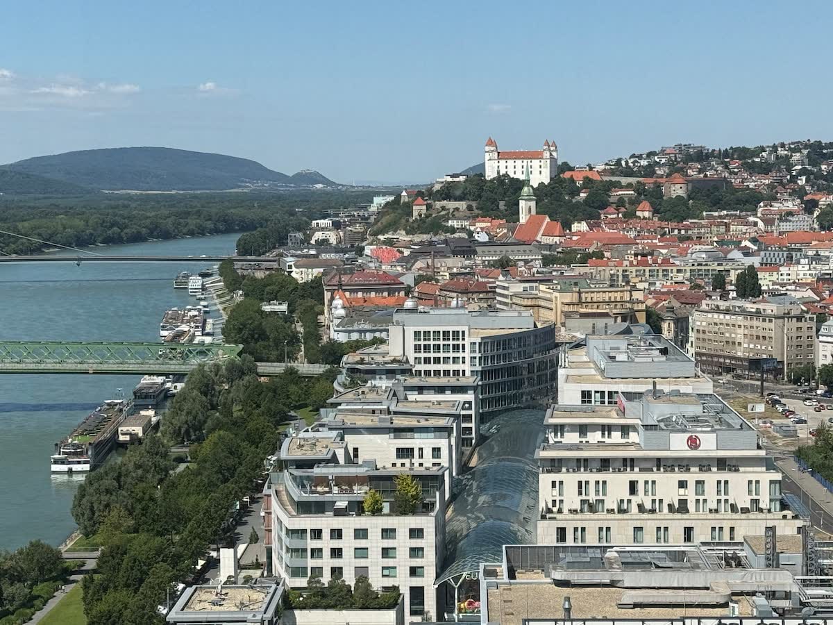 Výhľad z Eurovea Tower na Dunaj a Bratislavský hrad