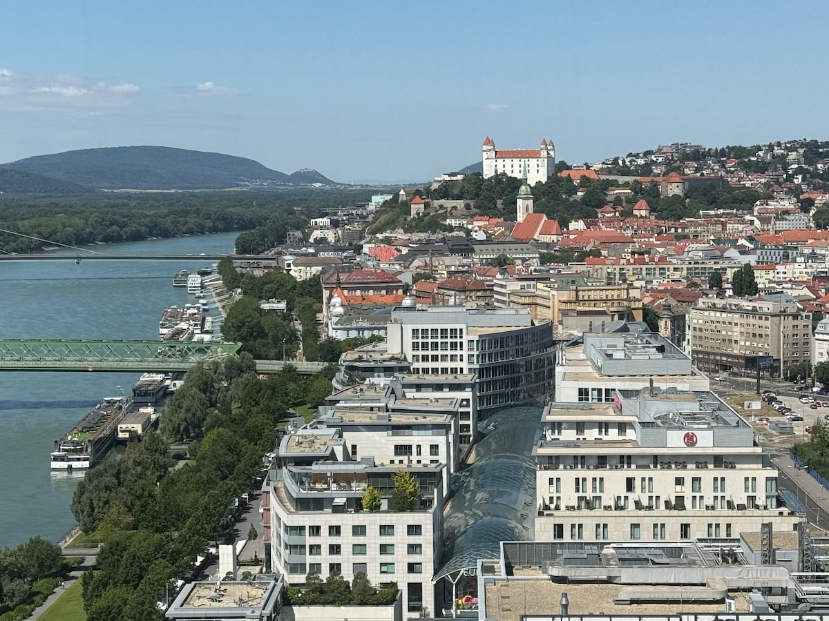 Výhľad z Eurovea Tower na Dunaj a Bratislavský hrad