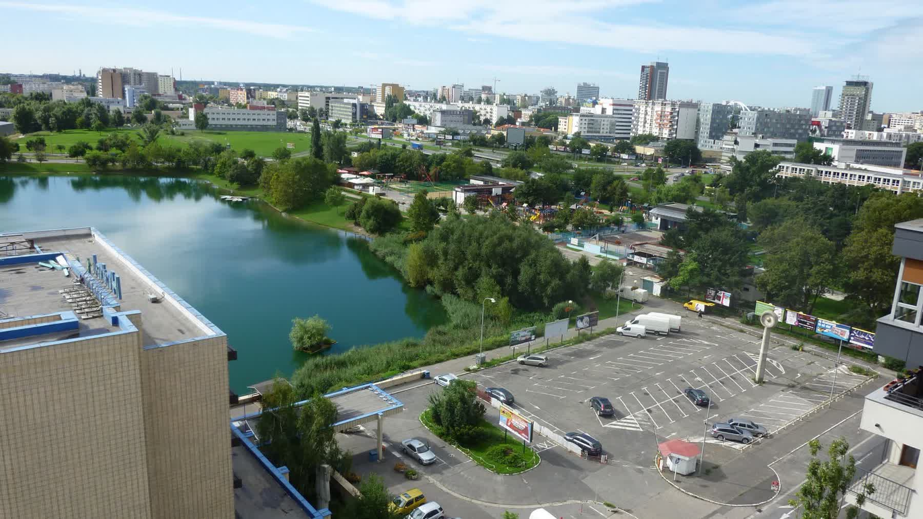 Štrkovecké jazero a obytná zástavba Ružinova v Bratislave